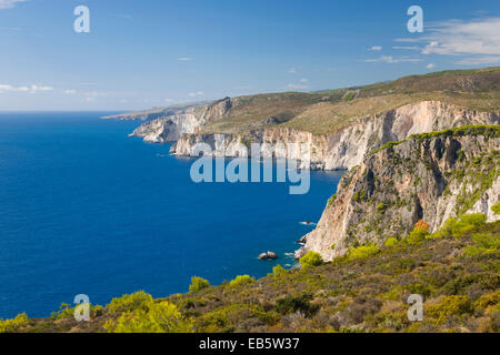 Keri, Zakynthos, Ionische Inseln, Griechenland. Blick vom Kap Keri entlang der zerklüfteten Südwestküste der Insel. Stockfoto