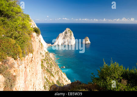 Keri, Zakynthos, Ionische Inseln, Griechenland. Blick auf den Myzithres Felsen von Klippe am Kap Keri. Stockfoto