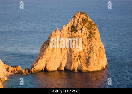 Keri, Zakynthos, Ionische Inseln, Griechenland. Blick auf die größere der Myzithres Felsen von Klippe am Kap Keri, Sonnenuntergang. Stockfoto