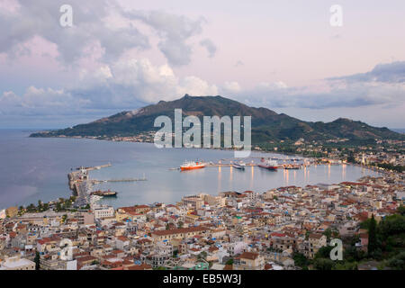 Zakynthos-Stadt, Zakynthos, Ionische Inseln, Griechenland. Ansicht von Bochali über Dächer, den Hafen und die Halbinsel Vasilikos, Dämmerung. Stockfoto