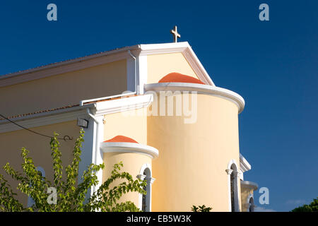 Sarakinado, Zakynthos, Ionische Inseln, Griechenland. Sonnenbeschienenen Fassade eine bunte Dorfkirche. Stockfoto