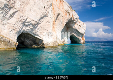 Korithi, Zakynthos, Ionische Inseln, Griechenland. Kalkstein Bögen bildende Öffnungen zu den blauen Grotten bei Kap Skinari. Stockfoto