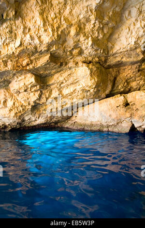 Korithi, Zakynthos, Ionische Inseln, Griechenland. Geniale blaue Wasser innerhalb eines blauen Grotten bei Kap Skinari. Stockfoto