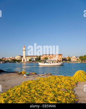 Zakynthos-Stadt, Zakynthos, Ionische Inseln, Griechenland. Blick über den Hafen zur Kathedrale, Fischernetze ausgebreitet auf Kai. Stockfoto