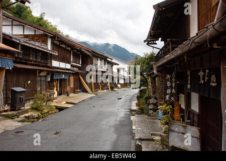 Terashita Straße in Tsumago, Japan, Teil der Edo Periode Nakasendo Autobahn, mit Holzgebäuden einschließlich Ryokan, Gasthäuser, Minshuku und Geschäfte. Stockfoto