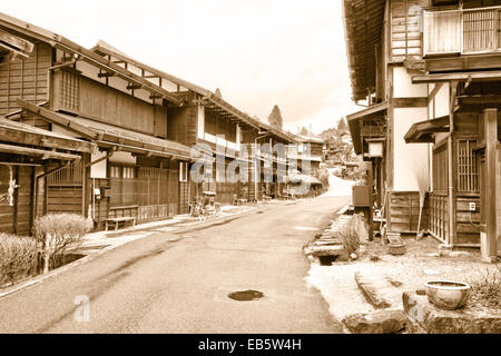Terashita Straße in Tsumago, Japan, Teil der Edo Periode Nakasendo Autobahn, mit Holzgebäuden einschließlich Ryokan, Gasthäuser, Minshuku und Geschäfte. Sepia. Stockfoto