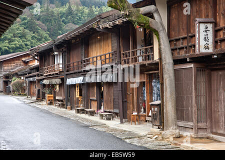 Terashita Straße in Tsumago, Japan, Teil der Edo Periode Nakasendo Autobahn, mit Holzgebäuden einschließlich Ryokan, Gasthäuser, Minshuku und Geschäfte. Stockfoto
