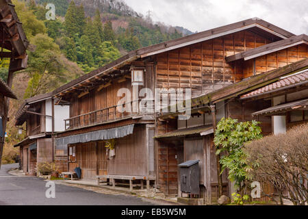 Terashita Straße in Tsumago, Japan, Teil der Edo Periode Nakasendo Autobahn, mit Holzgebäuden einschließlich Ryokan, Gasthäuser, Minshuku und Geschäfte. Stockfoto