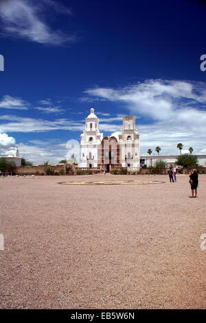 Sturm Wolken über Mission San Xavier del Bac eine historische spanische katholische Mission befindet sich südlich von Tucson, Arizona Stockfoto