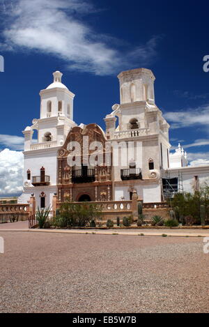 Sturm Wolken über Mission San Xavier del Bac eine historische spanische katholische Mission befindet sich südlich von Tucson, Arizona Stockfoto