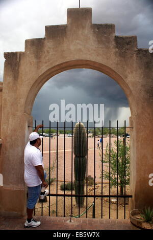 Wolken über Mission San Xavier del Bac eine historische spanische katholische Mission befindet sich südlich von Tucson, Arizona Stockfoto