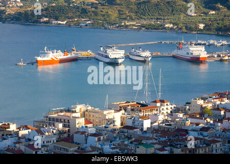 Zakynthos-Stadt, Zakynthos, Ionische Inseln, Griechenland. Blick vom Bochali über Dächer bis zum Hafen. Stockfoto