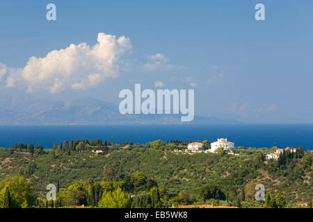 Zakynthos-Stadt, Zakynthos, Ionische Inseln, Griechenland. Blick vom Bochali über das Ionische Meer zum fernen Kefalonia. Stockfoto