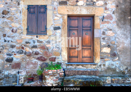 kleine Tür in einer alten Gasse in einem Dorf in der Mitte Sardiniens Stockfoto