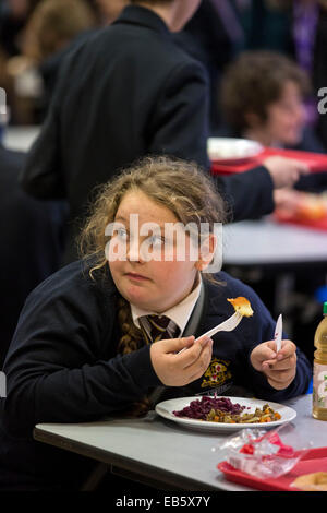 Schülerinnen und Schüler in Loreto High School in Chorlton, South Manchester Schule Abendessen von Spitzenköchen zubereitet Essen. Stockfoto