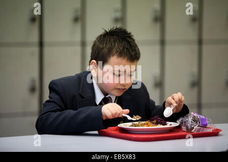 Ein Schüler in Loreto High School in Chorlton, South Manchester Schule Abendessen von Spitzenköchen zubereitet Essen. Stockfoto