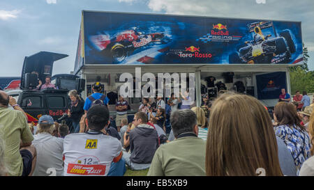 Jake Humphrey interviewt Christian Horner Red Bull racing beim Goodwood Festival of Speed. Stockfoto