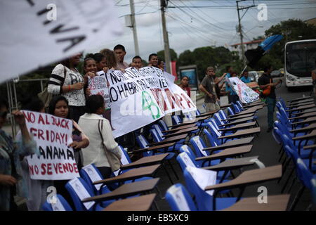 Panama City, Panama. 26. November 2014. Studenten der Universität der Panama nehmen Teil an einer Demonstration für das Verschwinden der 43 Schüler der ländlichen Normal der Ayotzinapa, im mexikanischen Bundesstaat Guerrero, Panama, am 26. November 2014. Bildnachweis: Mauricio Valenzuela/Xinhua/Alamy Live-Nachrichten Stockfoto