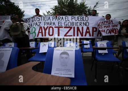 Panama City, Panama. 26. November 2014. Studenten der Universität der Panama nehmen Teil an einer Demonstration für das Verschwinden der 43 Schüler der ländlichen Normal der Ayotzinapa, im mexikanischen Bundesstaat Guerrero, Panama, am 26. November 2014. Bildnachweis: Mauricio Valenzuela/Xinhua/Alamy Live-Nachrichten Stockfoto