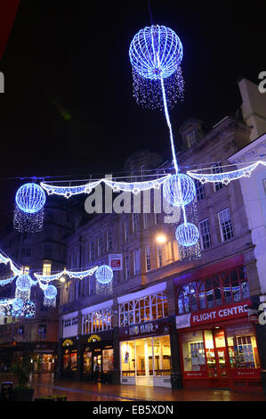 Birmingham, Vereinigtes Königreich. 26. November 2014. Weihnachtliche Lichter erhellen einen nassen Abend in New Street, Birmingham, England, als die Stadt Zahnräder bis zur Weihnachtszeit. 26. November 2014 - John Gilbey/Alamy Live-Nachrichten Stockfoto