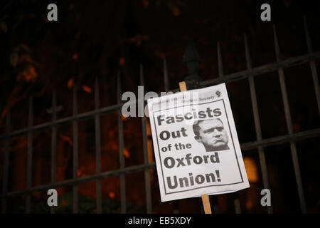 Oxford, UK. 26. November 2014. Antifaschistische Gruppe Protest vor dem Oxford Union gegen Tommy Robinson Vortrag bei der Union. Kredit: Kredit: Pete Lusabia / Alamy Live News Stockfoto