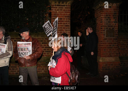 Oxford, UK. 26. November 2014. Antifaschistische Gruppe Protest vor dem Oxford Union gegen Tommy Robinson Vortrag bei der Union. Kredit: Kredit: Pete Lusabia / Alamy Live News Stockfoto