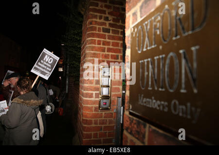 Oxford, UK. 26. November 2014. Antifaschistische Gruppe Protest vor dem Oxford Union gegen Tommy Robinson Vortrag bei der Union. Kredit: Kredit: Pete Lusabia / Alamy Live News Stockfoto