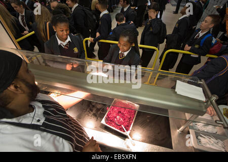 Schüler von Loreto High School in Chorlton, Manchester Süd, Schlange, um von Spitzenkoch Sukhdev Singh ein Schule Abendessen serviert werden. Stockfoto