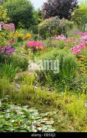 Garten Phlox (Phlox paniculata) und Rose (rosa) mit Garten Pavillon. Design: Marianne und Detlef lüdke Stockfoto