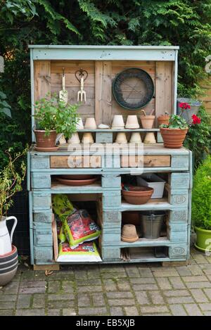 Tisch aus Holzpaletten zu arbeiten Stockfoto