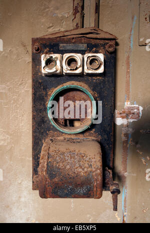 Schaltschränke in Kolmanskop Geisterstadt - Lüderitz, Namibia, Afrika Stockfoto