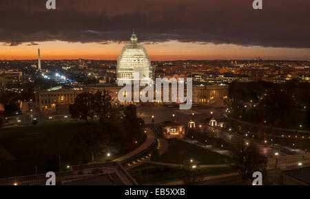 Restaurierung begonnen hat nach der Fertigstellung von Gerüsten, umschließt den Capitol Dome 26. November 2014 in Washington, DC. Die 60 Millionen US-Dollar-Projekt soll die Verschlechterung der Cast Iron Dome zu stoppen und für die Zukunft zu bewahren. Stockfoto