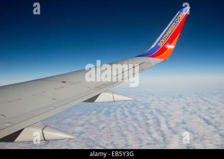 Ein Southwest Airlines Flugzeug fliegt über Nebraska. Stockfoto