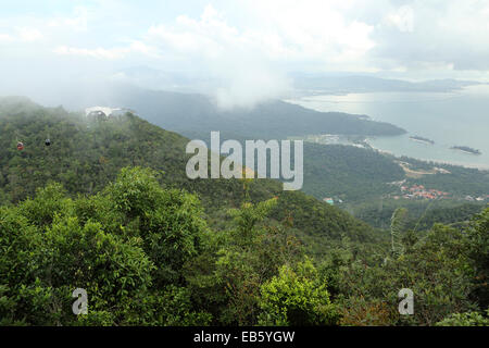 Der Blick vom Gunung Machinchang in einer Höhe von 700m auf Langkawi, Malaysia. Stockfoto