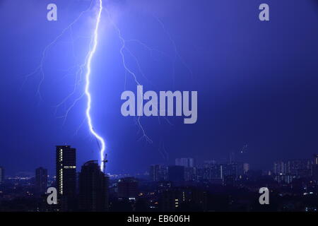 Beeindruckende Blitz Blitz über eine schlafende Stadt. Flash-hell, links vom Schuss vorbei an einem Baukran. Stockfoto