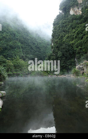 Ein natürlich beheizten Pool auf dem Banjaran Hotspring Rückzug in der Nähe von Ipoh, Malaysia. Stockfoto