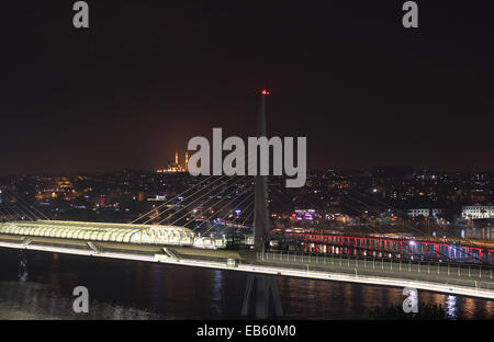 Golden Horn Metro Bridge und Atatürk (Unkapani) Bridge, Istanbul, Türkei. Stockfoto