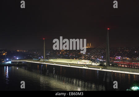 Golden Horn U-Bahn Brücke, Istanbul, Türkei. Stockfoto
