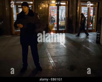 Kiew, Ukraine. 26. November 2014. Ein Polizist achtet nicht auf die hinter ihm Petard. Ukrainische Ultranationalisten versuchten, das Konzert der beliebten Sängerin Ani Lorak stören. Sie warf ihr, dass sie nicht die Aggression Russlands gegen ihr Land verurteilt hat. Ani Lorak nach der Annexion der Krim eines der Musik nahm awards in Russland, wo es sehr beliebt ist. Jugendliche bewarfen den Eingang zum Palast der Ukraine, wo das Konzert statt Hühnereier, Feuerwerkskörper und Rauchbomben fand. Bildnachweis: Igor Golovnov/Alamy Live-Nachrichten Stockfoto