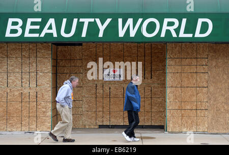 Ferguson, USA. 26. November 2014. Schlepptau Mann Spaziergang vorbei an ein Geschäft, dessen Fenster in Ferguson, St. Louis County, Missouri, USA, 26. November 2014 gebrochen wurden. Ferguson Gesichter Unruhen als Thanksgiving Urlaub Ansätze. Bildnachweis: Yin Bogu/Xinhua/Alamy Live-Nachrichten Stockfoto