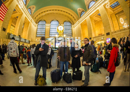 New York, USA. 26. November 2014. Reisende drängen sich Grand Central Terminal in New York auf Mittwoch, 26. November 2014, der Beginn des großen Exodus über das Thanksgiving-Wochenende.  Nach AAA reist 46 Millionen Amerikaner 50 Meilen oder mehr. In diesem Jahr mit sinkenden Benzinpreise sollen viele weitere Reisende über Automobil trotz Sturm Reisen entlang der Ostküste verlassen. Bildnachweis: Richard Levine/Alamy Live-Nachrichten Stockfoto