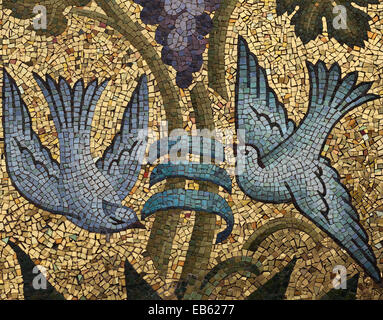 Zwei Tauben fliegen um einen Weinstock. Mosaik aus bunten Glas Smalts auf goldenem Grund. Scuola abgehalten del Friuli, Spilimbergo, Italien. Stockfoto