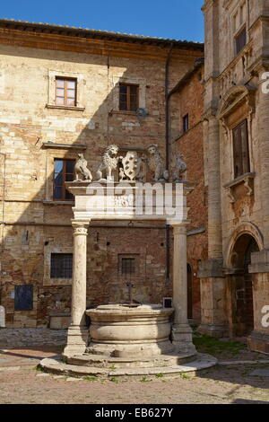 Wasser auch im historischen Dorf von Montepulciano, Italien Stockfoto