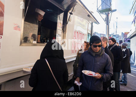 Kunden Line-up für Momos in der tibetischen Amdo Küche Imbisswagen im Stadtteil Jackson Heights in Queens in New York Stockfoto