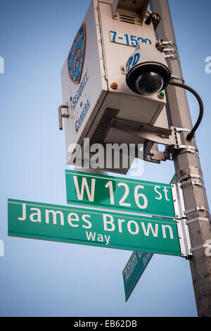 James Brown Weg Straßenschild befindet sich auf West 126 St und Adam Clayton Powell Jr. Blvd. in Harlem in New York Stockfoto