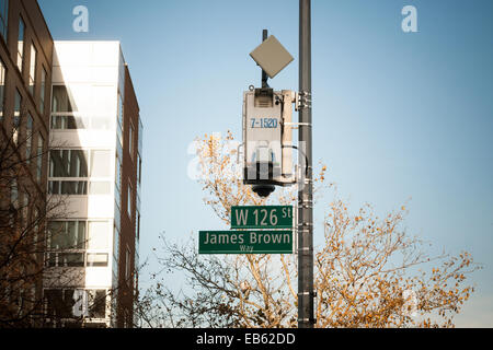 James Brown Weg Straßenschild befindet sich auf West 126 St und Adam Clayton Powell Jr. Blvd. in Harlem in New York Stockfoto