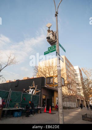 James Brown Weg Straßenschild befindet sich auf West 126 St und Adam Clayton Powell Jr. Blvd. in Harlem in New York Stockfoto