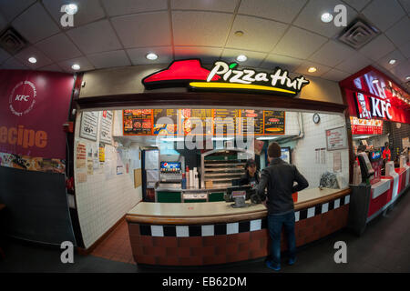 Eine Auswahl an Fast-Food-Franchise, z.B. Pizza Hut, befindet sich in einem Schaufenster in New York Stockfoto