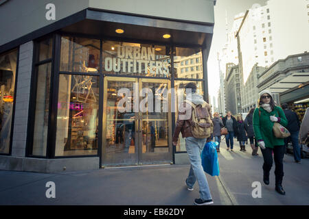 Ein Urban Outfitters Retail Store am Herald Square in New York Stockfoto