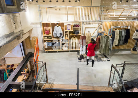 Ein Urban Outfitters Retail Store am Herald Square in New York Stockfoto